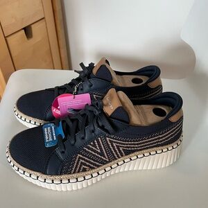 SKECHERS Bellevue Navy and Tan Patterned Sneakers
